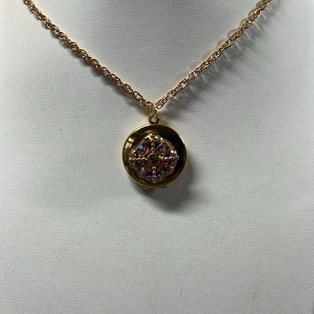 Beautiful Gold Tone Necklace and Locket - Picture 4 of 7
